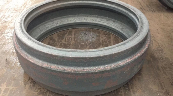 Inspecci&oacute;n de piezas del tren de rodaje de excavadoras y ruedas gu&iacute;a sobre orugas.